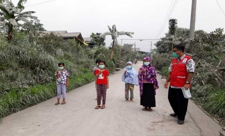 BPBD Boyolali Bersihkan Jalan dari Abu Merapi