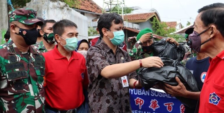 Pemkot Pekalongan dan Paguyuban Marga Tionghoa Beri Bantuan 2.000 Nasi Bungkus Korban Banjir