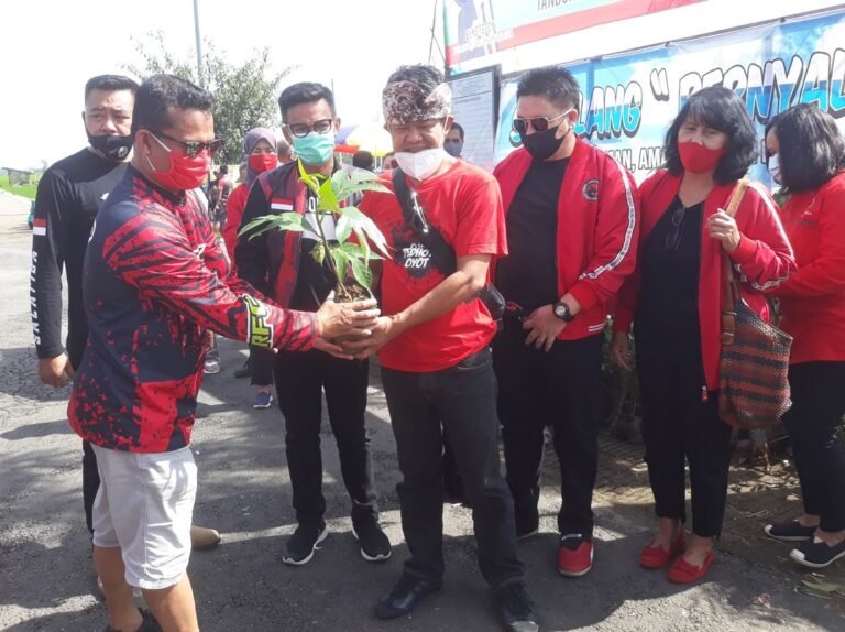 DPC PDIP Salatiga Tanam 5000 Bibit Tanaman