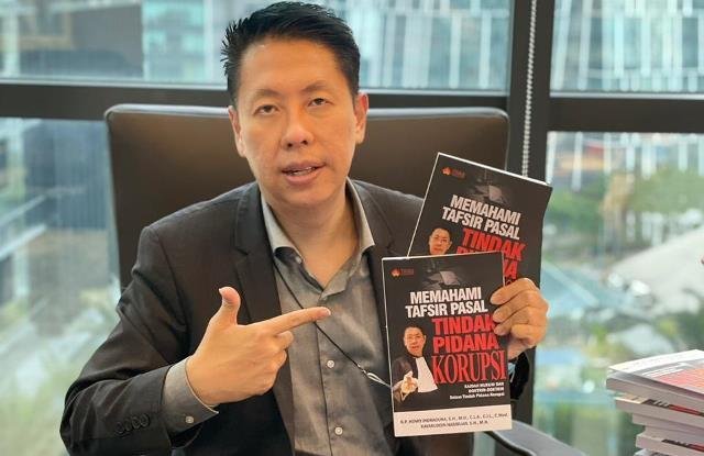 Berbagi Ilmu, Henry Indraguna Luncurkan Buku Referensi Peradilan Tipikor