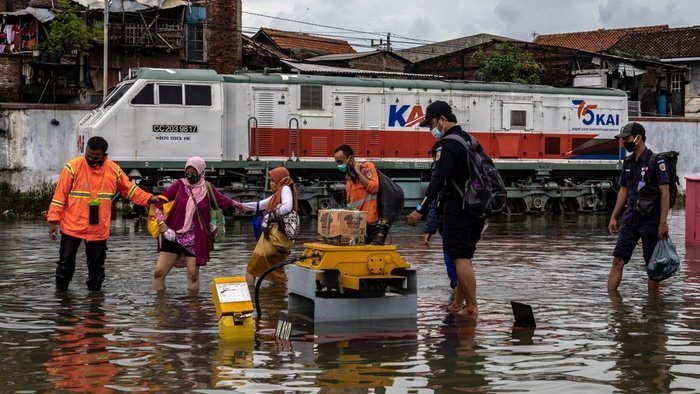 Rel Tergenang Banjir, Jalur Stasiun Tawang-Alastuwa Masih Terputus