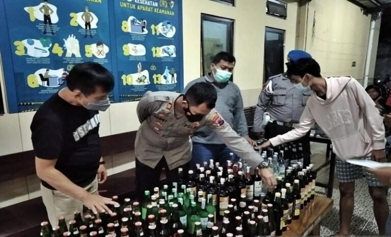 Polisi Sita 117 Botol Miras di Solo