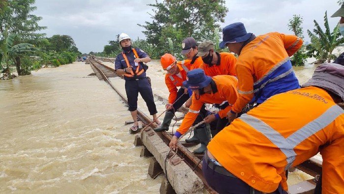 Perjalanan KA dari dan Menuju Jakarta Kembali Dibatalkan Akibat Banjir