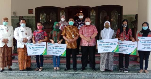 Walikota Serahkan Santunan Kematian BPJS Ketenagakerjaan untuk Ojek Online