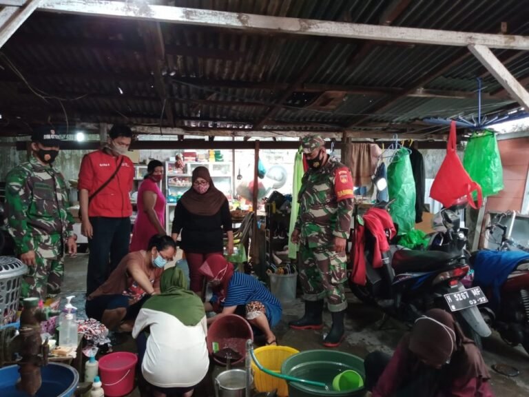 Prajurit Kodim 0733/BS Bantu Warga Terdampak Banjir