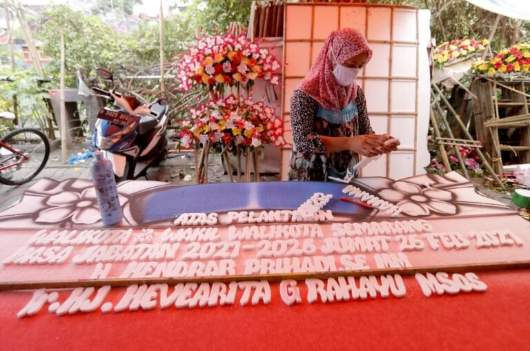 Pedagang Bunga Banjir Order Jelang Pelantikan Hendi-Ita