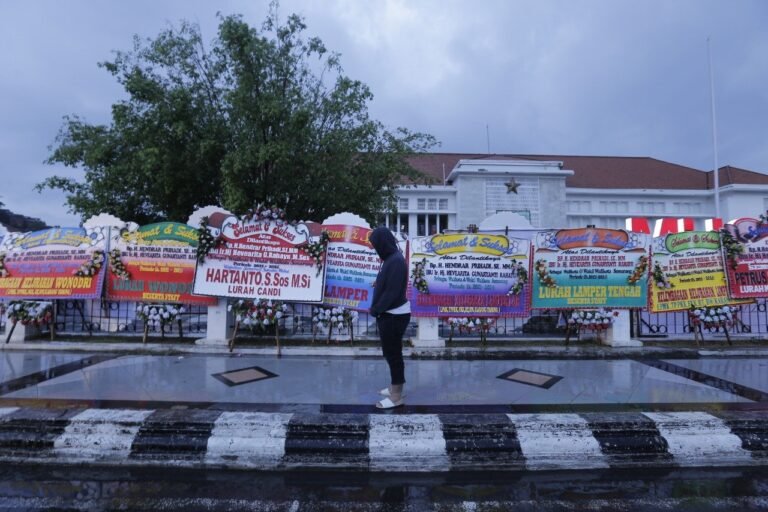Warga Semarang Ramai Kirim Karangan Bunga Untuk Hendi