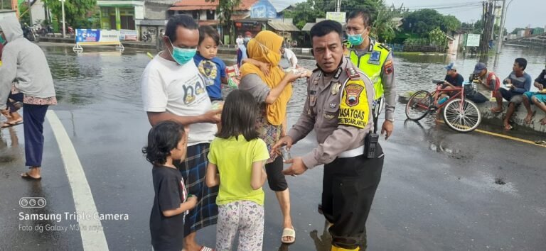 Komunitas GAC Berikan Bantuan Korban Banjir Melalui Satlantas Polrestabes Semarang