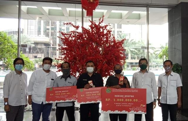 Berbagi Imlek, Petugas Kebersihan dan Keamanan Kemenag Dapat Angpau