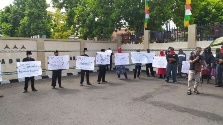 Aksi Massa di Kejari Purwokerto Desak Usut Tuntas Kasus JPS Kemnaker