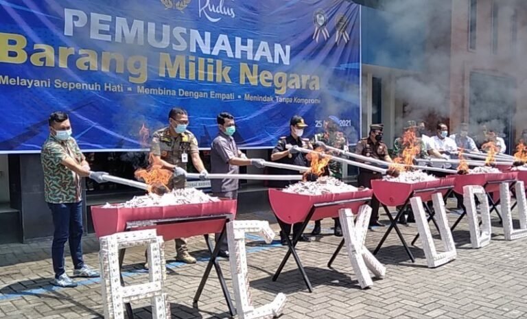 KPPBC Kudus Musnahkan 14 Ton Rokok Ilegal dan 6.800 Pita Cukai Palsu