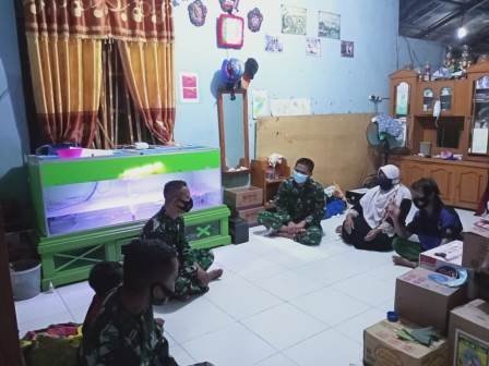 Prajurit TMMD  Ke 110 Kodim 1206/PSB Siang Kerja,  Malam Hari Anjangsana ke Warga