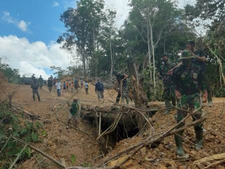 Semangat Masyarakat dan Satgas TMMD 110 Putussibau, Gotong Royong Rapikan Jembatan Penghubung