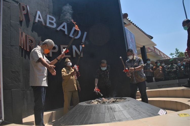 Gubernur Jawa Tengah Nyalakan Kembali Api Abadi Mrapen