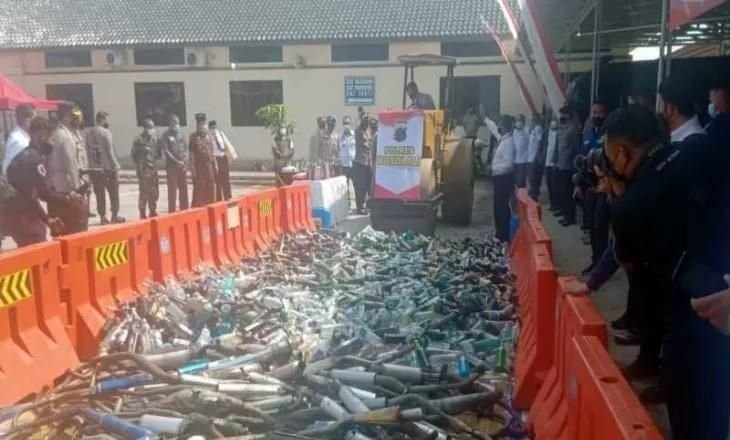 Jelang Ramadhan, Polres Boyolali Hancurkan Ribuan Botol Miras