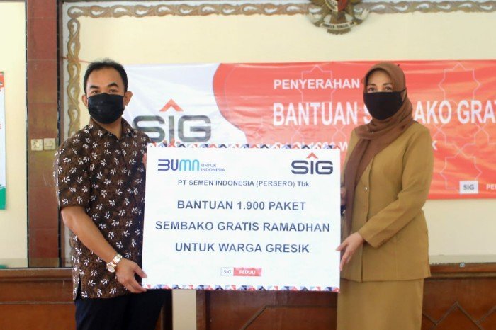 SIG Bagikan 1.900 Paket Sembako di Gresik