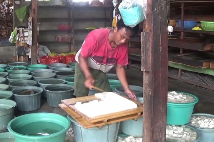 Harga Kedelai Impor Naik, Perajin Tahu Terpaksa Kurangi Produksi