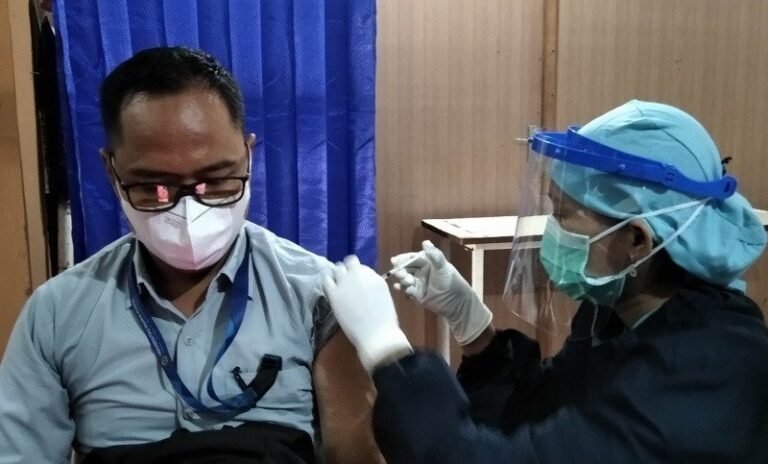 Ratusan Dosen Universitas Muria Kudus Jalani Vaksinasi