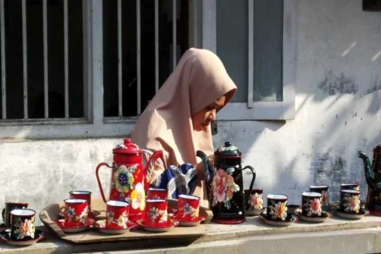 Perajin Lukis Perabot Rumah Tangga di Solo Bertahan di Tengah Pandemi COVID-19