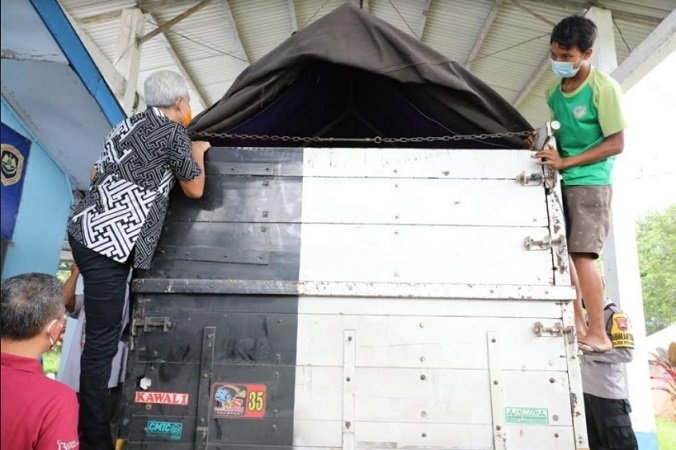 Cari Pemudik, Ganjar Panjat Bak Truk