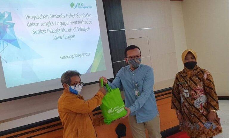 Peringati Mayday, BPJS Ketenagakerjaan Jateng Beri Paket Sembako Kepada Ratusan Buruh