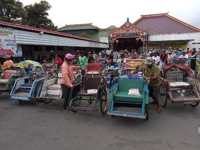 TITD Kwan Sing Bio Tuban Bagikan 568 Paket Beras dan Angpau Untuk Tukang Becak dan Warga Sekitar Klenteng