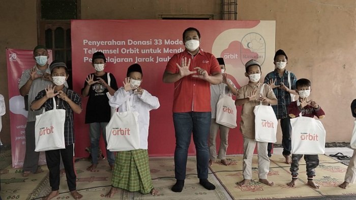 TELKOMSEL ORBIT Donasikan Puluhan Modem dan Smartphone Gratis