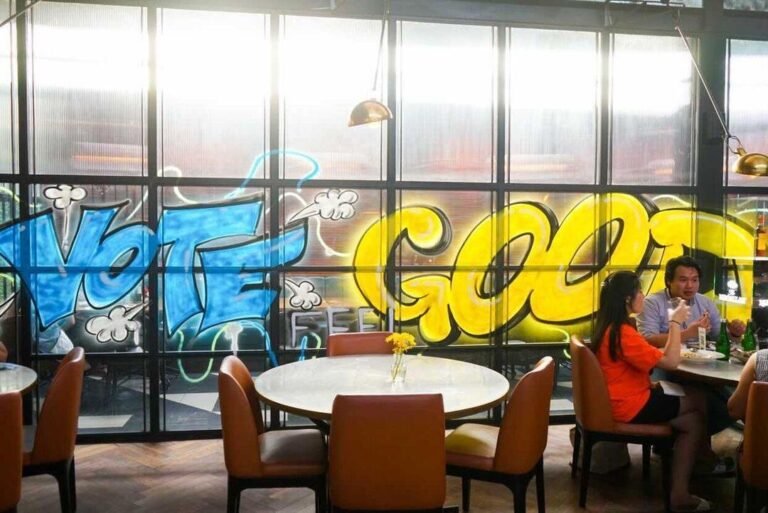 Santap Menu Spesial Berhias Mural Eksentrik