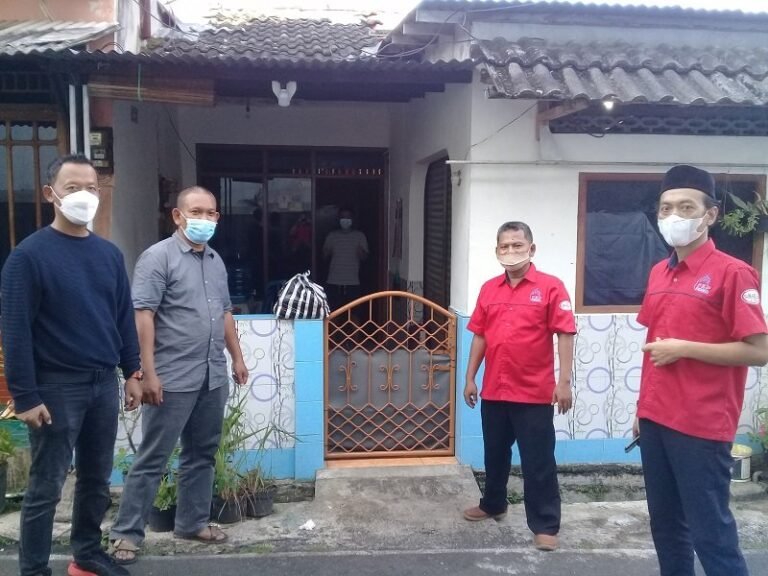 Bagikan Bantuan Sembako, Dirut PDAM Kabupaten Semarang Didampingi FKP