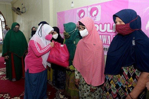 Baksos PPLIPI Jabar di Subang, Lina Ruzhan Serahkan 100 Paket Sembako