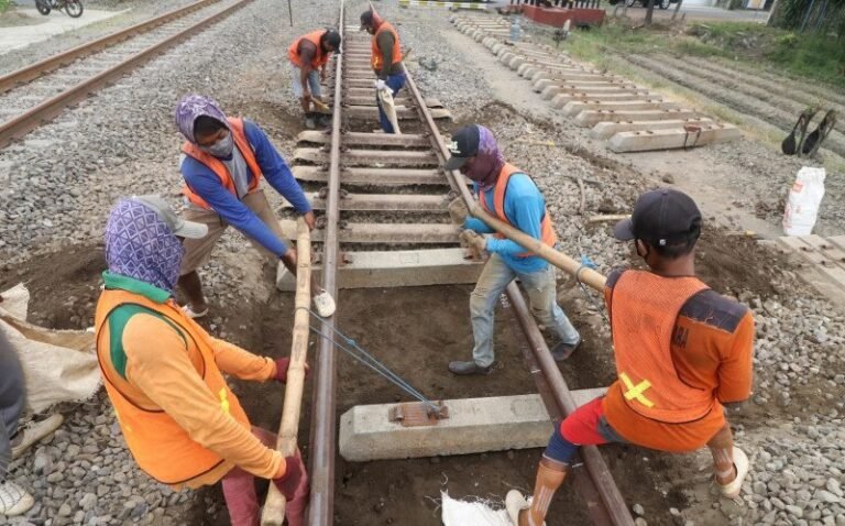 Dua Orang Tewas Terserempet KA Barang di Grobogan