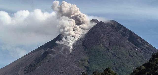 Gunung Merapi Gugurkan Lava