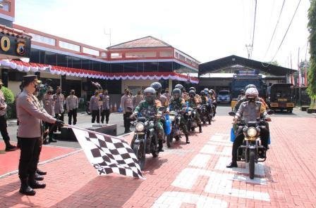 TNI Polri Bagikan 7,5 Ton Beras Warga Sukoharjo Terdampak Pandemi