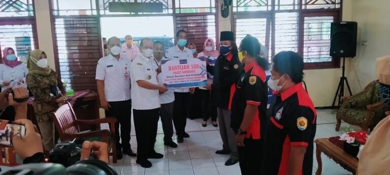 Seribu Seniman Grobogan Terima Bantuan Paket Sembako PPKM