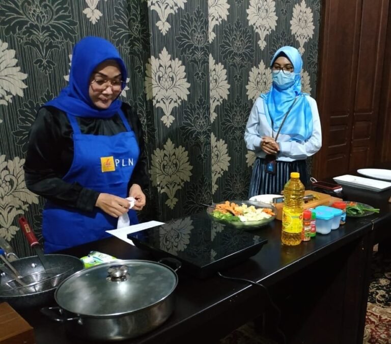 Kenalkan Electrifying Lifestyle, Ketua TP PKK Salatiga Gunakan Kompor Listrik
