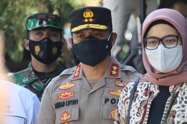 Kapolda Jateng dan Ganjar Tinjau Sentra Vaksinasi HIPPINDO di Undip