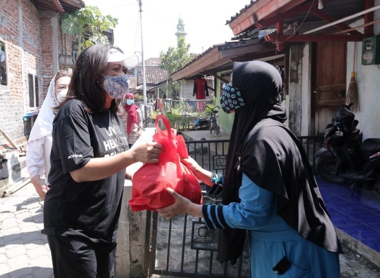 Krisseptiana dan TP PKK Salurkan Bantuan Sembako