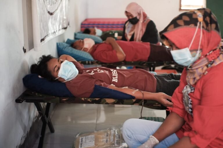 Bantu Sesama Warga RW 07 Kauman Kidul Donor Darah