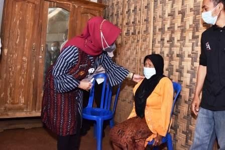 Bupati Sukoharjo Serahkan Bantuan Bedah Rumah Baznas Untuk Mbah Ngatmi