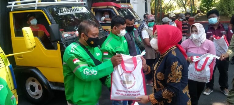 Bupati Grobogan Serahkan Paket Sembako Bantuan Presiden
