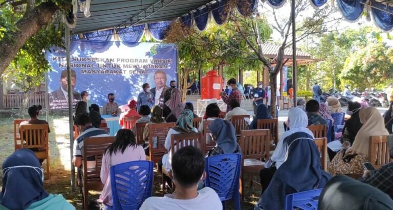 Masyarakat Antusias Ikuti Vaksinasi dari Fadholi