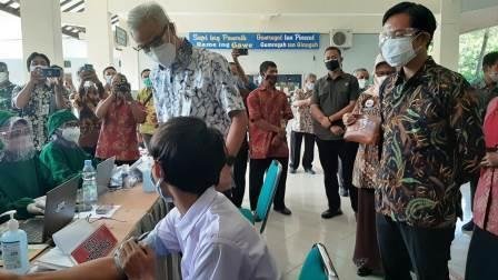 Ganjar Targetkan Desember Vaksinasi di Jateng Selesai