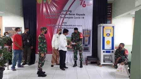 Bantu Warga Terdampak PPKM, Kementan Salurkan ATM Beras di Solo