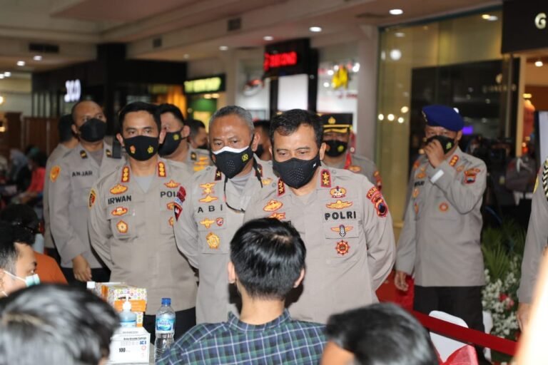 Gelar Baksos dan Vaksinasi, Akpol 94 Bagikan Voucher Belanja kepada Penyapu Jalan dan Pemulung