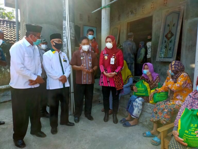 Bupati Demak Salurkan Sembako Kepada Warga yang Usai Isoman