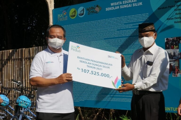 PLN Peduli Berikan Bantuan Edukasi Sekolah Sungai Siluk