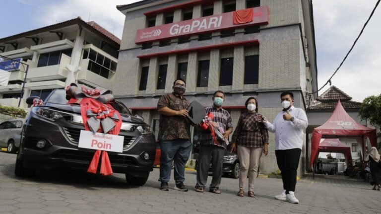 Warga Sleman Bawa Pulang Mobil HRV dari Program Telkomsel POIN