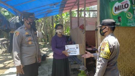 Vaksin Lansia Seratus Persen, Polsek Gatak Pantau KIPI dan Bagikan Sembako