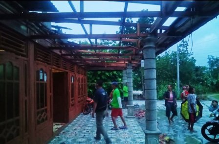 Angin Ribut Landa Sragen, Empat Rumah Rusak Hingga ABG Tertimpa Pohon Tumbang