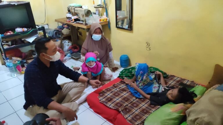 Sambangi Korban Pecahan Botol